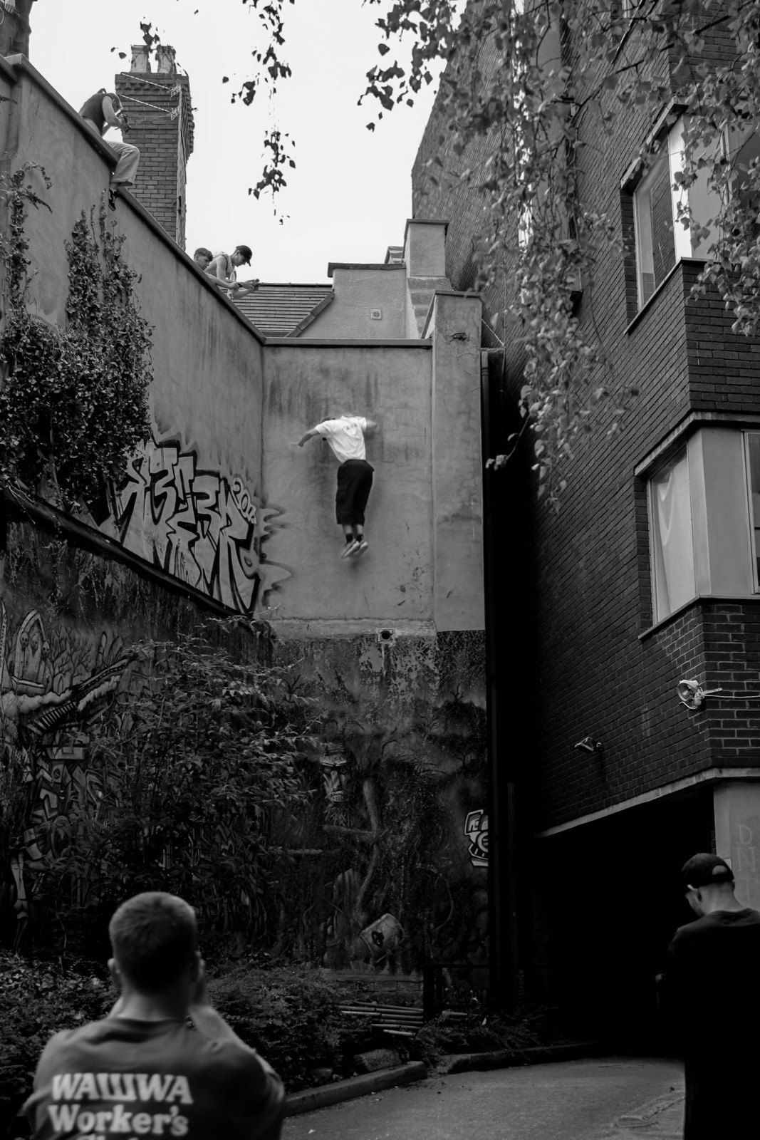 Max Cave mid-descent, Bristol V3