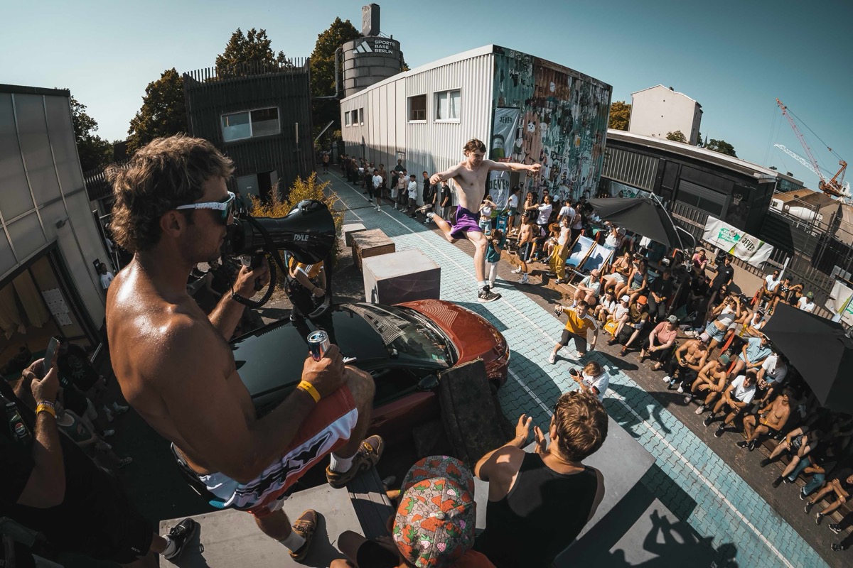 Josh Dohy on the microphone at the STR!DE Berlin competition